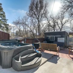 Elite Quarters Prime Location Downtown Hot Tub,BBQ