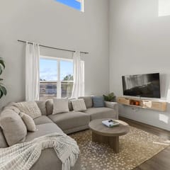 Warm 4BR Home with Hot Tub, Sunset Deck,Sleeps 10