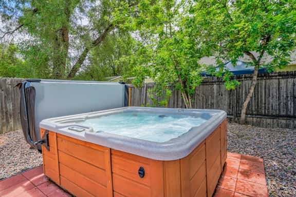 Hot tub and Pikes Peak porch near Colorado College - Image 1