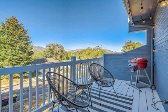 2BR duplex w balcony grill near Garden of the Gods - Image 1