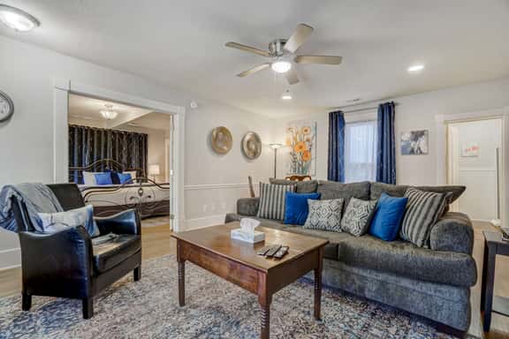 1BR Quiet Neighborhood & Nearby Parks - Image 1