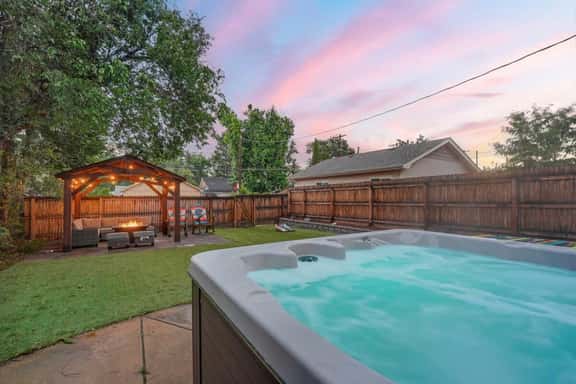 Hot Tub and Firepit Gazebo Pikes Peak Sunset Views - Image 1