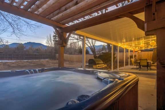Hot Tub Mountain View Broadmoor Ranch Retreat Stay - Image 1