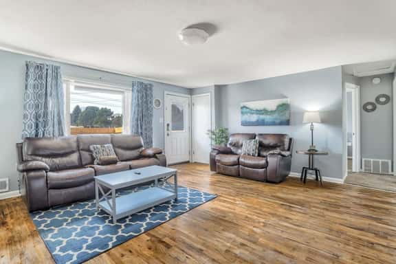 3BR Dog-Friendly, Midterm & Corporate near Airport - Image 1