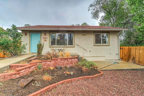 2BR Cottage with outdoor seating near Hiking & DT - Image 1