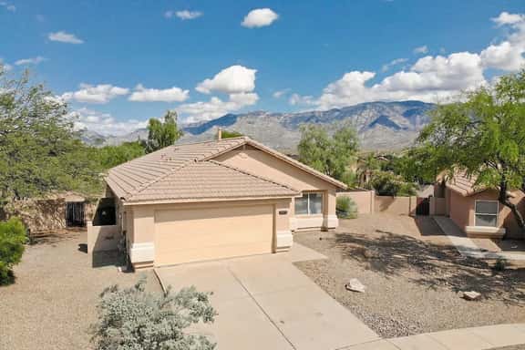 4 Bedroom Retreat in the Heart of Oro Valley - Image 1