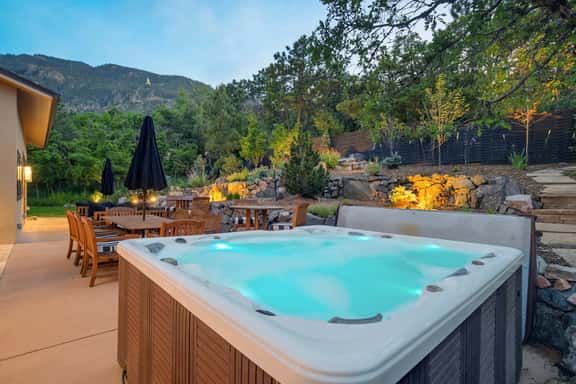 Hot tub, Outdoor dining, BBQ Grill, Fire pit & Gym - Image 1