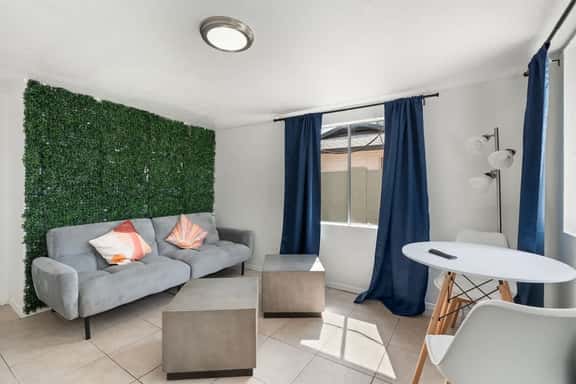1BR, WiFi & Private parking near Phoenix Lightrail - Image 1