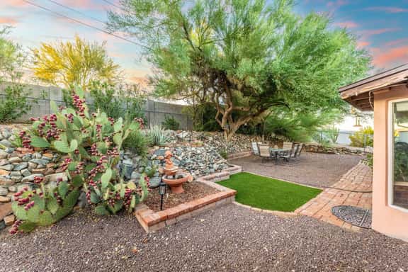 East Phoenix base near Zoo and Desert Garden patio - Image 1