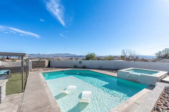 Pool, Spa, Minutes to Lake Havasu, Sleeps 12 - Image 1
