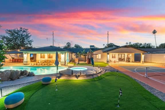 Heated Pool, Pickleball, Mini Putt, Gym, Sleeps 24 - Image 1