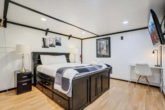 Cozy 1BR Retreat, Sleeps 4, Near I-70 & DEN - Image 1