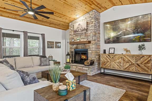Cozy 3BR Retreat, Forest Views,Grill,Sleeps 6 - Image 1