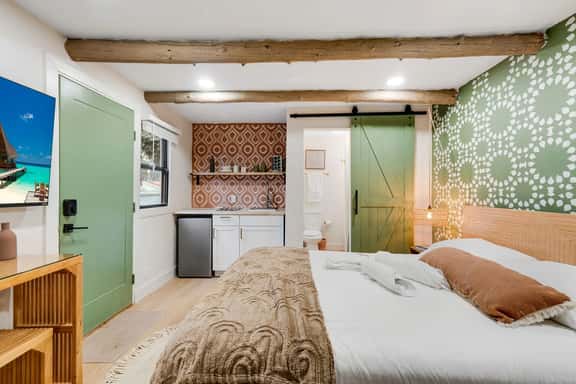 Bright Studio in Manitou Springs, Walk Downtown - Image 1