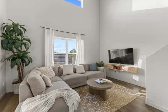 Warm 4BR Home with Hot Tub, Sunset Deck,Sleeps 10 - Image 1