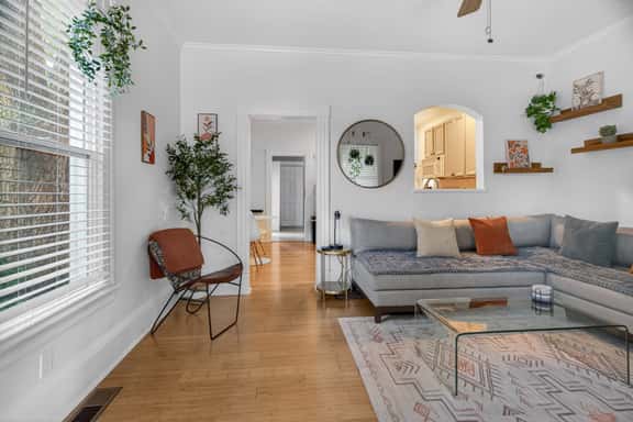 Charming Downtown Cottage, Patio & Cozy Stay - Image 1