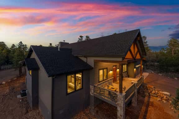 3BR Mountain Cabin w Fireplace, Steamshower, Decks & Games - Image 1