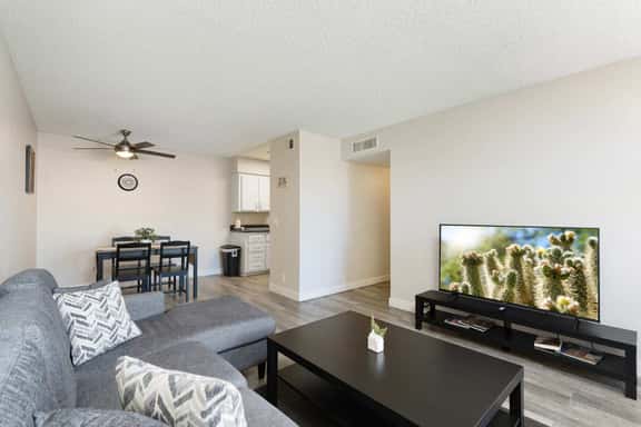 2BR Cozy Mesa Stay Near DT with Pools & Gym - Image 1
