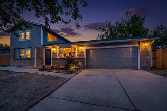 4BR Spacious Home with Deck, BBQ,Fire Pit,Sleeps 8 - Image 1