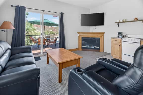 Cozy 1BR Retreat with Deck, Views & Jetted Tub - Image 1