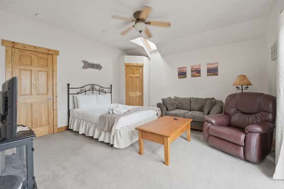 Cozy 1BR Mountain View Studio with Fireplace &Deck - Image 1