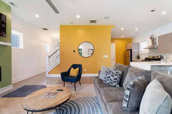 Charming 3BR Charlotte Holiday Home with Patio - Image 1