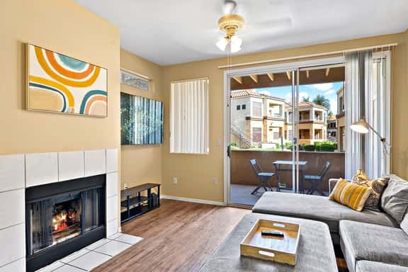 Cozy Downtown 1BR with Resort Pool & Gym - Image 1