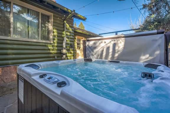 4BR Mountain Getaway w/Hot Tub Firepit & Game Room - Image 1