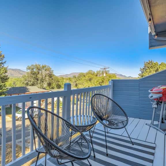 2BR duplex w balcony grill near Garden of the Gods - Image 1