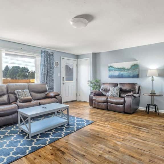 3BR Dog-Friendly, Midterm & Corporate near Airport - Image 1