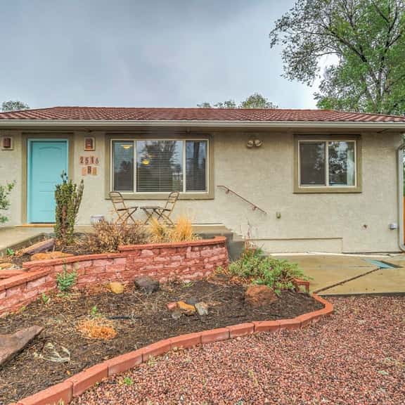 2BR Cottage with outdoor seating near Hiking & DT - Image 1