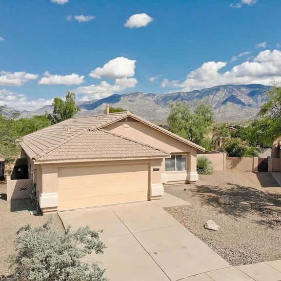 4 Bedroom Retreat in the Heart of Oro Valley - Image 1