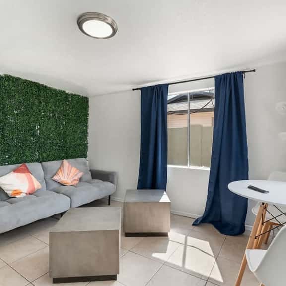 1BR, WiFi & Private parking near Phoenix Lightrail - Image 1