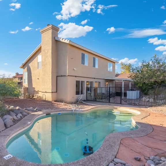 Cozy 3BR Escape, Poolside Grill & Chill Spot - Image 1