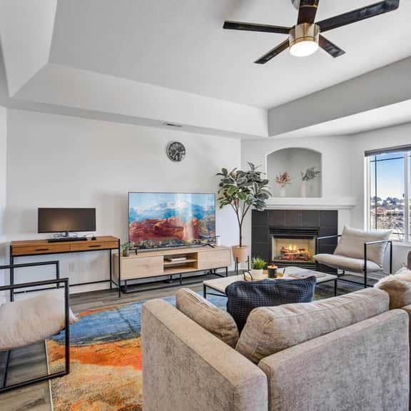 Cozy 2BR Home, Workspace, Sleeps 4, Downtown - Image 1