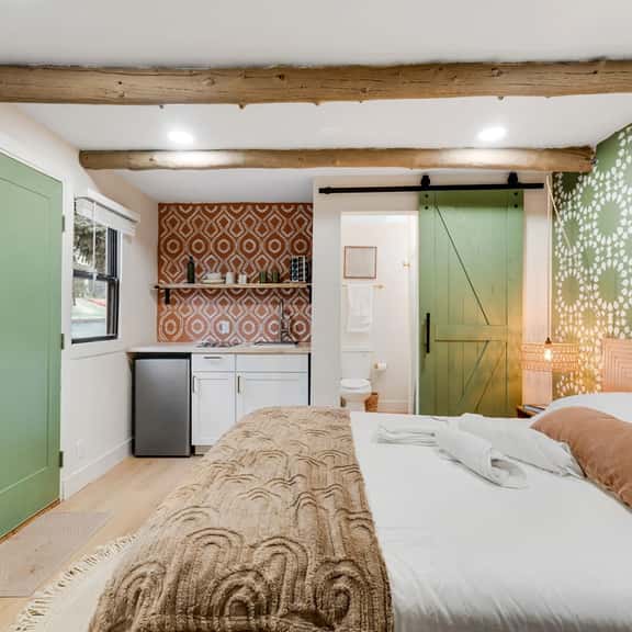 Bright Studio in Manitou Springs, Walk Downtown - Image 1