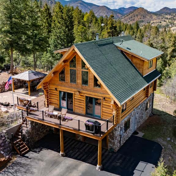 4BR Mountain Log Cabin, Hot Tub, Loft,Deck Views - Image 1