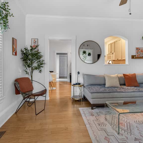 Charming Downtown Cottage, Patio & Cozy Stay - Image 1
