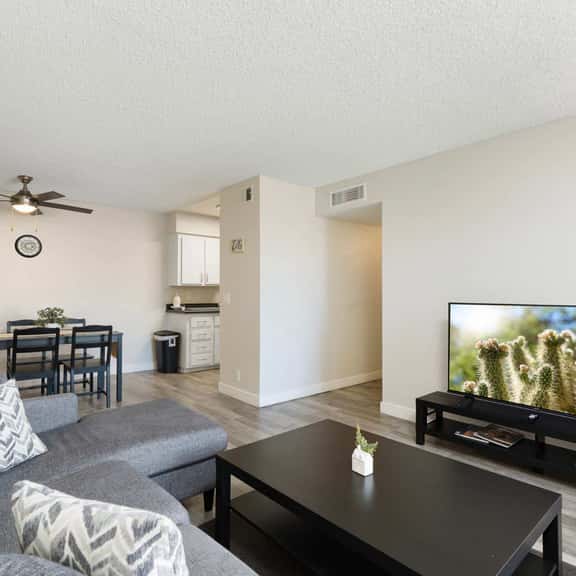 2BR Cozy Mesa Stay Near DT with Pools & Gym - Image 1