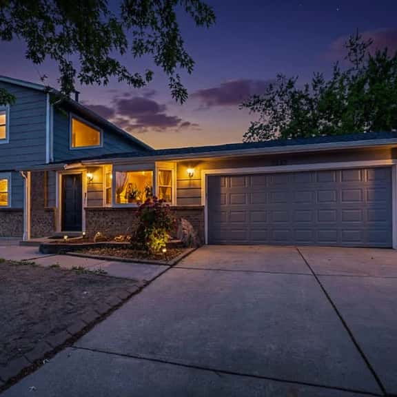 4BR Spacious Home with Deck, BBQ,Fire Pit,Sleeps 8 - Image 1