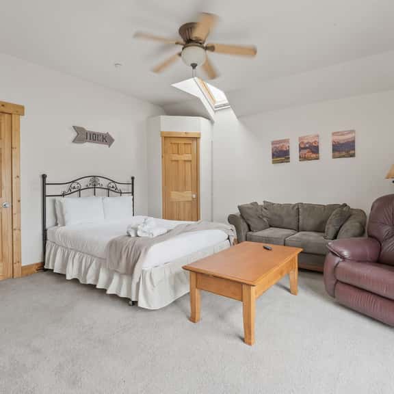 Cozy 1BR Mountain View Studio with Fireplace &Deck - Image 1