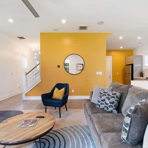 Charming 3BR Charlotte Holiday Home with Patio - Image 1