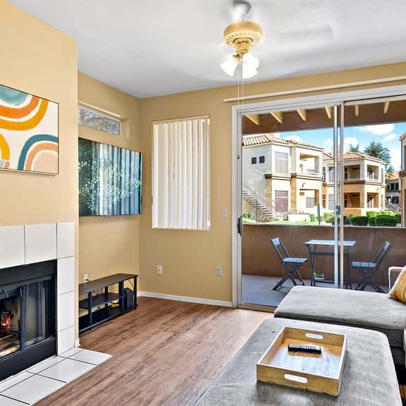 Cozy Downtown 1BR with Resort Pool & Gym - Image 1