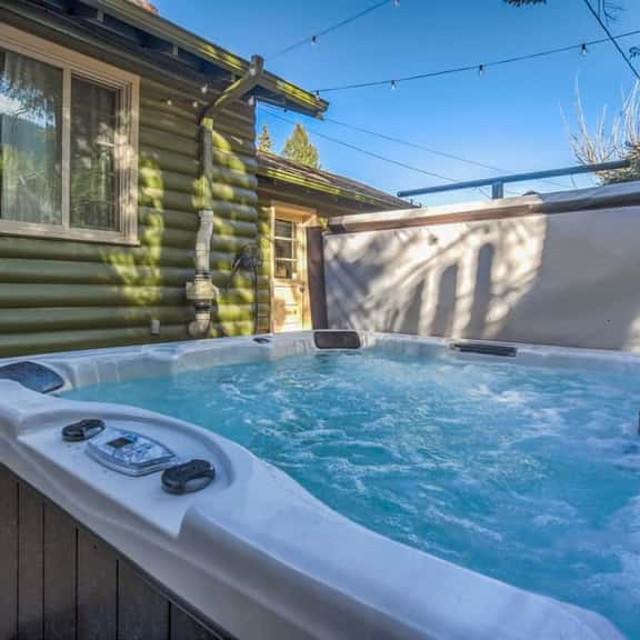4BR Mountain Getaway w/Hot Tub Firepit & Game Room - Image 1