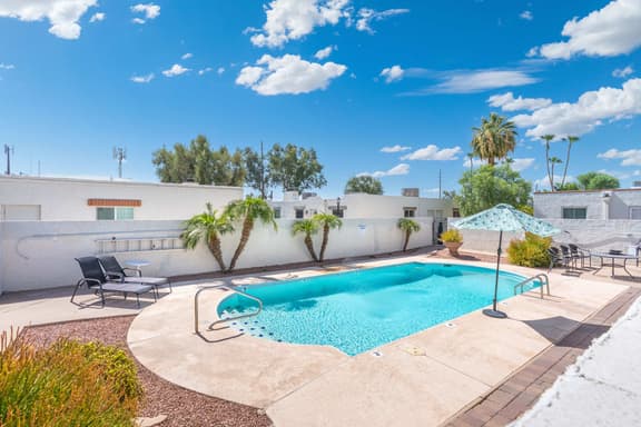Charming 2 Bedroom Scottsdale Home, Pool & Garden - Image 1